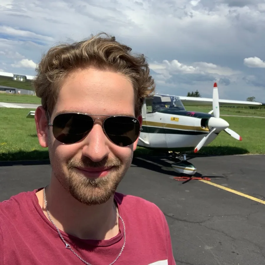 Patrik, author of the ATPL Performance guides, in front of a Cessna